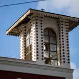 L�elemento pi� rappresentativo � per� la torretta, decorata con linee verticali punteggiate che guarniscono le pareti e una cornice merlettata che lascia spazio al tetto a punta
